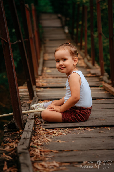 Маленькая девочка в природе и красоте сельской жизни