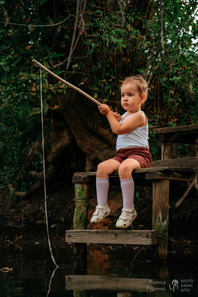 Маленькая девочка в природе и красоте сельской жизни