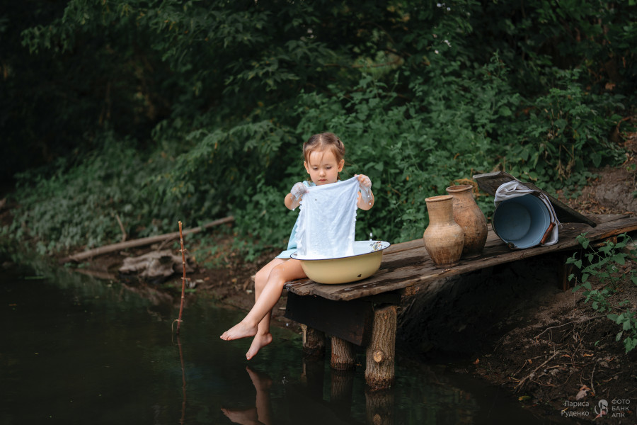 Маленькая девочка в природе и красоте сельской жизни