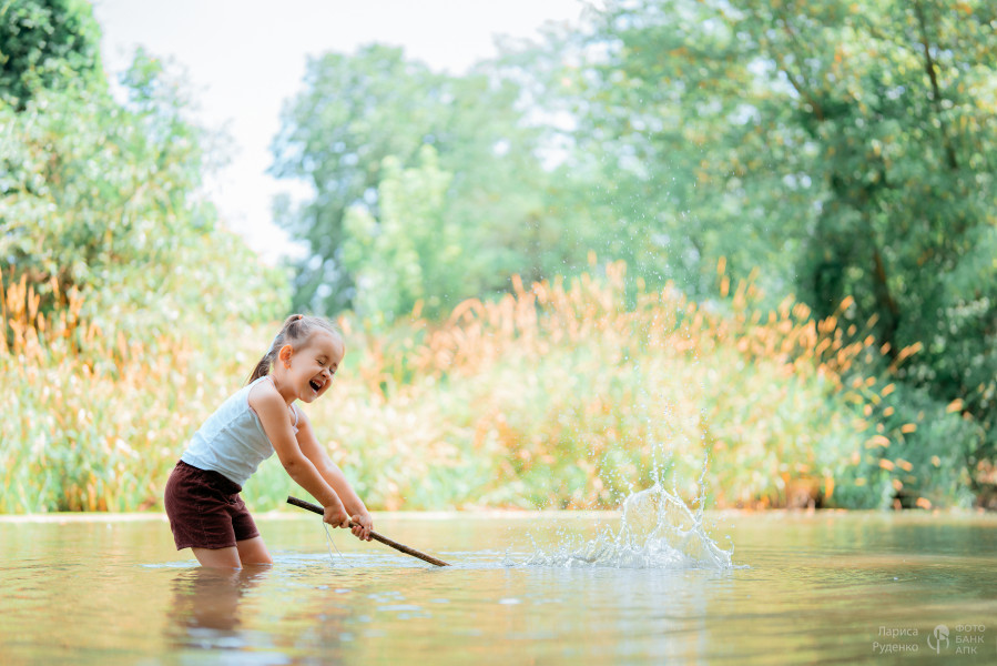 Маленькая девочка в природе и красоте сельской жизни
