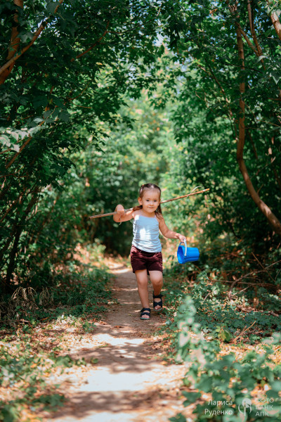 Маленькая девочка в природе и красоте сельской жизни