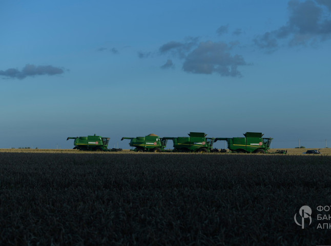 Техника в поле, сумерки