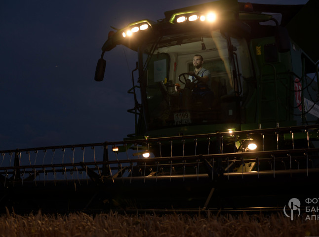Техника в поле, ночь