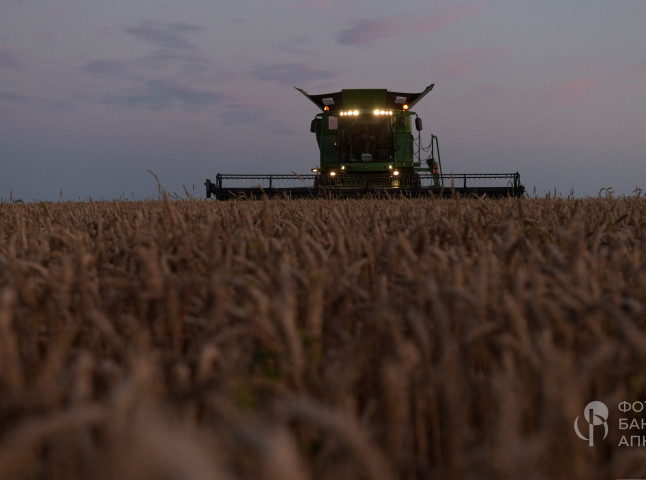 Техника в поле, сумерки