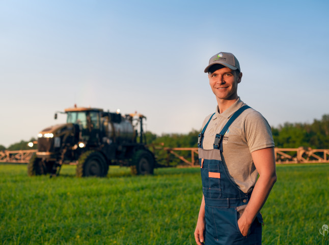 Механизатор, техника в поле