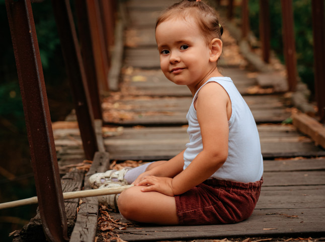Маленькая девочка в природе и красоте сельской жизни