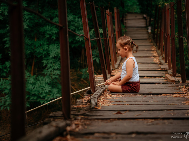 Маленькая девочка в природе и красоте сельской жизни