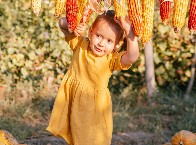 Маленькая девочка в природе и красоте сельской жизни