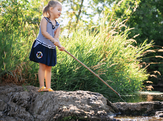 Маленькая девочка в природе и красоте сельской жизни