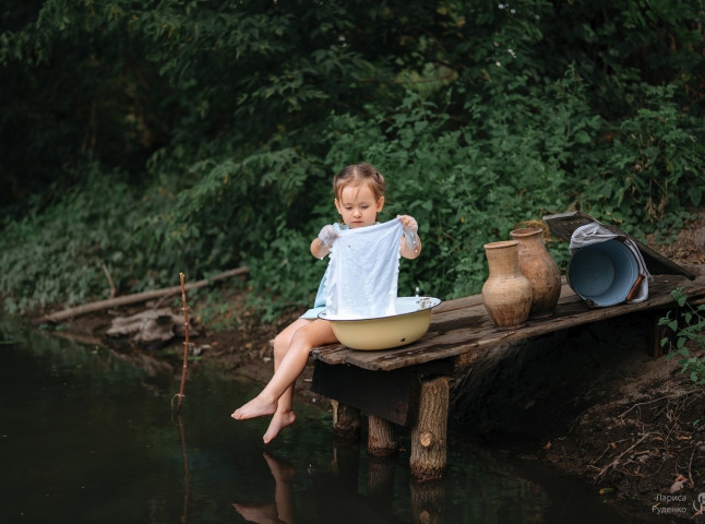 Маленькая девочка в природе и красоте сельской жизни