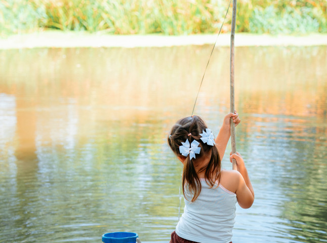 Маленькая девочка в природе и красоте сельской жизни
