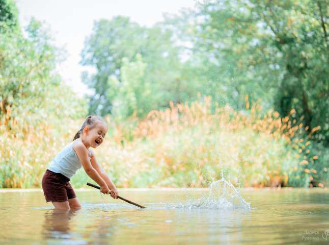 Маленькая девочка в природе и красоте сельской жизни